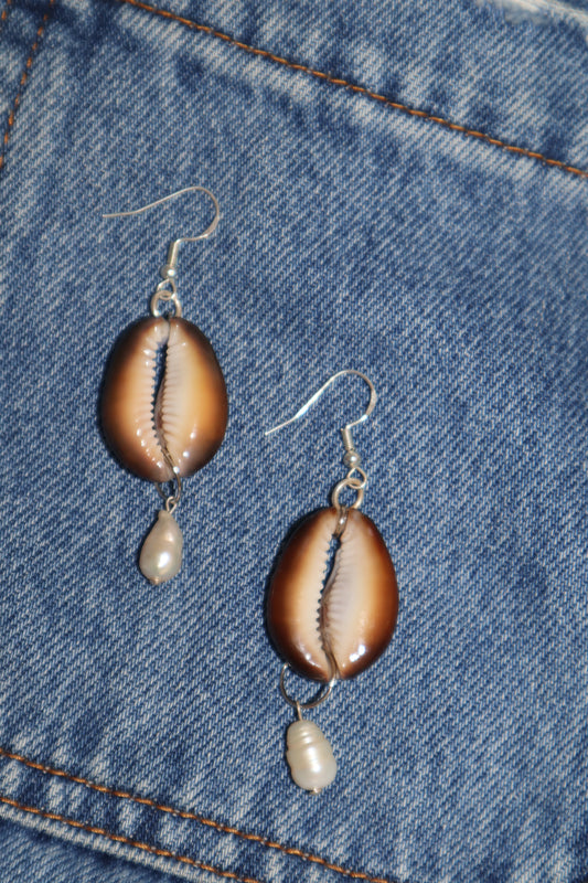 Brown cowrie x white pearl earrings