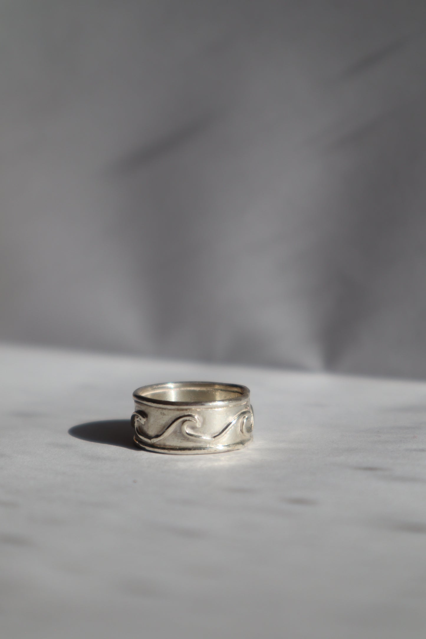 Wave band ring